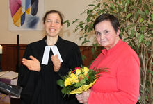Jutta Schräpel organisiert in Brelingen seit 20 Jahren den Seniorenkreis der Kirchengemeinde. Pastorin Debora Becker sagt Danke mit Blumen und einem Buchgeschenk.