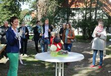 Nach dem Gottesdienst begrüßte Marion Bernstorf (links), Vorsitzende des Kirchenvorstandes, das neue KV-Mitglied im Namen der Kirchengemeinde. Foto: Friedrich Bernstorf